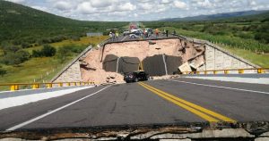 En San Luis Potosí se desplomó un puente elevado en la carretera 791 entronque Huizache-Antiguo. Foto: Ruido en la Red