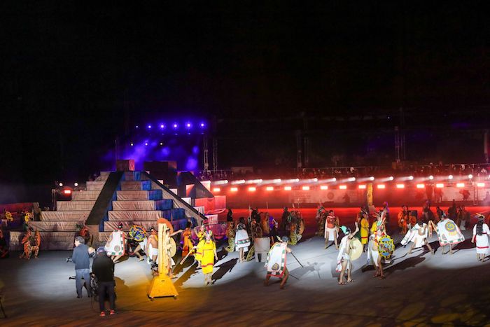 Con un espectáculo multidisciplinario que incluyó actuación, luces, sonido, juegos pirotécnicos y baile, se realizó en el Zócalo "La Grandeza de México", como parte de los festejos de los 200 años de la Consumación de la Independencia de México.