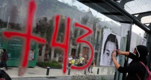 Padres de los 43 normalistas desaparecidos de Ayotzinapa, acompañados por estudiantes de distintas escuelas normales, marcharon por el séptimo aniversario de la desaparición de los estudiantes.