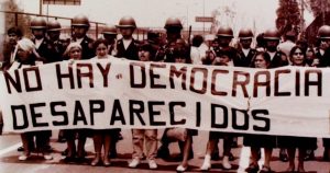 Víctimas de "guerra sucia" piden al Gobierno abrir archivos e instalaciones militares