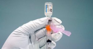 La generación de anticuerpos neutralizantes, aquellos que realmente impiden que el patógeno infecte a su célula diana, requiere de días, y a veces semanas. Foto: Matt Rourke, AP