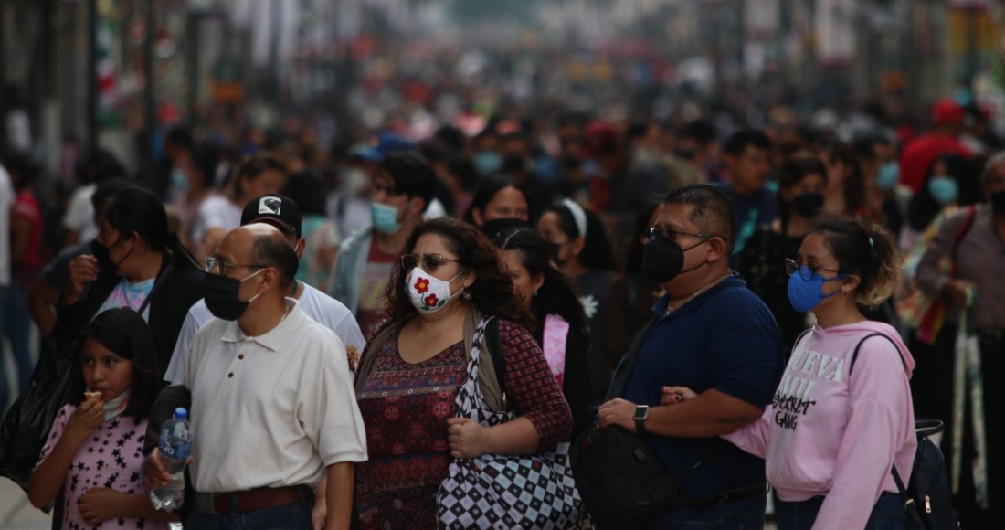 Gente caminando con cubrebocas por calles de la Ciudad de México.
