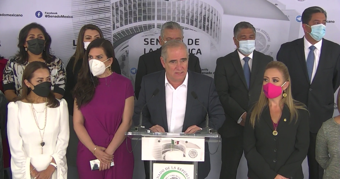 Senadores del Partido Acción Nacional (PAN) encabezan una conferencia de prensa este martes.