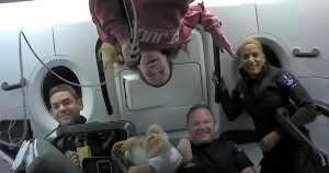 Fotografía cedida hoy por la misión Inspiration4 que muestra a sus integrantes, el comandante de la misión Jared Isaacman (i), el ingeniero aeronáutico Chris Sembroski (c), la asistente médica Hayley Arceneaux (arriba) y la científica y educadora Sian Proctor, el 17 de septiembre de 2021 en el espacio. Foto: Inspiration4, EFE.
