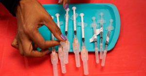 La justificación de una tercera dosis en ancianos y en inmunodeprimidos es clara: en ellos la respuesta inmune a la vacuna es menor o desaparece con mayor rapidez. Foto: John Locher, AP