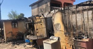 Así quedó la vivienda tras la masacre e incendio en la colonia División del Norte. Foto: Blanca Carmona, La Verdad de Juárez. 