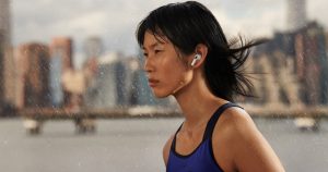 La tercera generación de auriculares AirPods, que por primera vez incluyen la tecnología conocida como audio espacial, una técnica equivalente al 3-D para sonido. Foto: Apple Inc vía EFE.