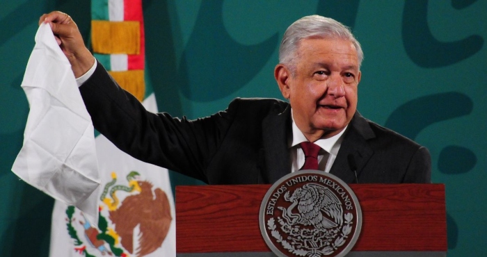 Andrés Manuel López Obrador, Presidente de México, saca un pañuelo blanco al momento de que un reportero habla de la corrupción en su Gobierno.
