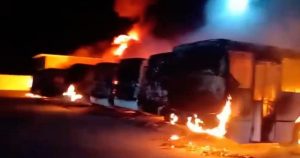 Al menos 17 unidades de transporte urbano de la empresa Vencedor-Servicio Urbano terminaron completamente quemadas por un supuesto corto circuito. Foto: Captura de Pantalla.