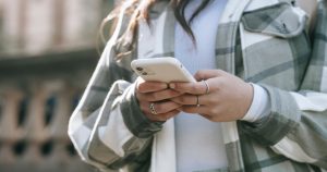 La constante lectura de noticias negativas sobre COVID-19 afecta la salud mental. Foto: Pexels