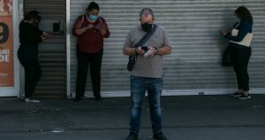 Personas usando equipos de comunicación en México. Foto: Cuartoscuro. 