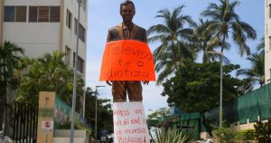 Colectivo protesta por estatua del actor Eugenio Derbez. Foto: Carlos Alberto Carbajal, Cuartoscuro