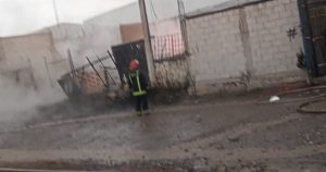 Después de que se registró la fuga, se pidió el apoyo de las autoridades federales para que el paso del gas fuera cerrado y se espera que en las próximas horas se termine el remanente. Foto: PC Puebla.