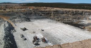 Este metal, considerado el “oro blanco” juega un papel importante en la transición energética, ya que es utilizado en baterías para automóviles eléctricos. Foto: Shutterstock.