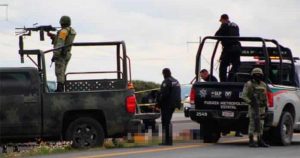 Autoridades localizaron los tres cuerpos que se encontraban a la altura del kilómetro 120 de la carretera a Zacatecas. Foto: Pulso.