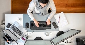 Actualmente se habla de trabajo cognitivo por la aparición de factores y riesgos psicosociales que afectan tanto a la seguridad física como a la social o mental. Foto: EFE