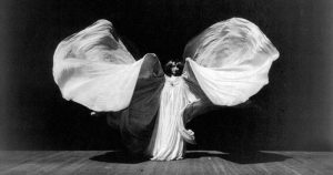 Retrato de Lois Füller bailando la ‘Danse Serpentine’, 1902. Foto: Frederick Glasier / Wikimedia Commons
