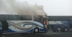 Autobuses chocan contra pipa con azufre en la carretera 57. Foto: Especial.