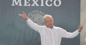 Una encuesta de Mitofsky para El Economista señaló que la aprobación mensual por segmentos es del 63 por ciento en preparatorias y menos. Foto: Cuartoscuro