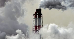 Desde la geoquímica ambiental se muestra cómo la huella de las emisiones de todo tipo aparece en archivos geológicos como suelos o turberas. Foto: Franck Robichon, EFE