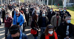 Regresa la pesadilla del aumento de la incidencia en Europa y de nuevas variantes como Ómicron. Foto: Darko Vojinovic, AP