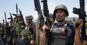 Integrantes del CJNG mostrando sus armas. Foto: Cuartoscuro. 