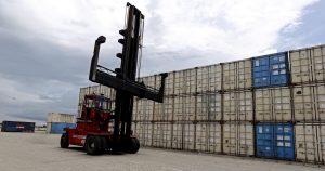 Contenedores en un puerto en una imagen de archivo. Foto: Nyein Chan Naing, EFE.