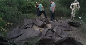 astreo de fosas clandestinas por el colectivo Guerreras Buscadoras de Sonora en el Campo 30, en Cajeme, Sonora, en abril de 2019. La búsqueda arrojó el hallazgo de 30 cuerpos y osamentas humanas. Foto: Astrid Arellano, A dónde van los desaparecidos.