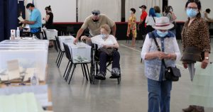 Una mujer sufraga en un colegio electoral durante las elecciones presidenciales en Santiago, Chile, el domingo 21 de noviembre de 2021. Foto: AP