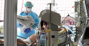 Desde el principio de la pandemia, se observó que los pacientes con COVID-19 que necesitan cuidados críticos producen más niveles de anticuerpos neutralizantes contra el SARS-CoV-2 que los pacientes que sufren formas más leves de la enfermedad. Foto: Waltraud Grubitzsch/dpa vía AP