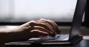 Gracias a un nuevo avance que utiliza un material especializado de solo tres átomos de espesor, científicos de Caltech han podido controlar la luz con mayor precisión que nunca. Foto: Jenny Kane, AP