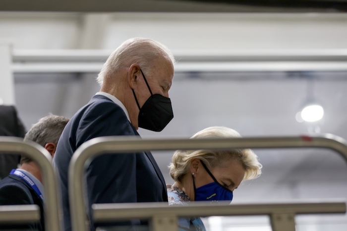 Joe Biden (izda) y Ursula von der Leyen.