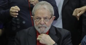 En esta fotografía de archivo del 13 de julio de 2017, el expresidente brasileño Luiz Inácio Lula da Silva se prepara para hablar con la prensa y simpatizantes en la sede del Partido de los Trabajadores, en Sao Paulo, Brasil. Foto: Andre Penner, AP.