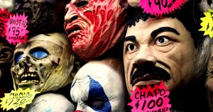 El disfraz de Joaquín Guzmán Loera alias “El Chapo”, se convierte en la nueva sensación para el próximo Día de Muertos. Foto: Isabel Mateos, Cuartoscuro.