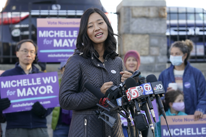 Antes de que ganara la contienda electoral, la candidata a la Alcaldía de Boston, Michelle Wu, hace declaraciones a la prensa una vez que acudió a las urnas en un centro de votación en el vecindario de Roslindale, en la ciudad, el martes 2 de noviembre de 2021.
