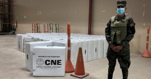 TEGUCIGALPA. – En el Instituto Nacional de Formación Profesional (INFOP), un elemento del ejército vigila las últimas maletas electorales que serán repartidas en los centros de votación.