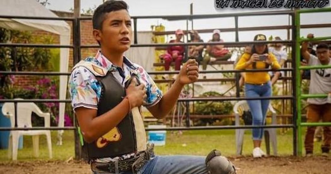 El chico que ganó fama en el mundo de los toros por su gran expertiz y destreza a pesar de su corta edad, falleció luego de haber sido pisado y arrastrado por un toro. Foto: Especial.