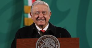 Andrés Manuel López Obrador se ubica en segundo lugar de aprobación en la encuesta realizada por Mitofsky. Foto: Moisés Pablo, Cuartoscuro.