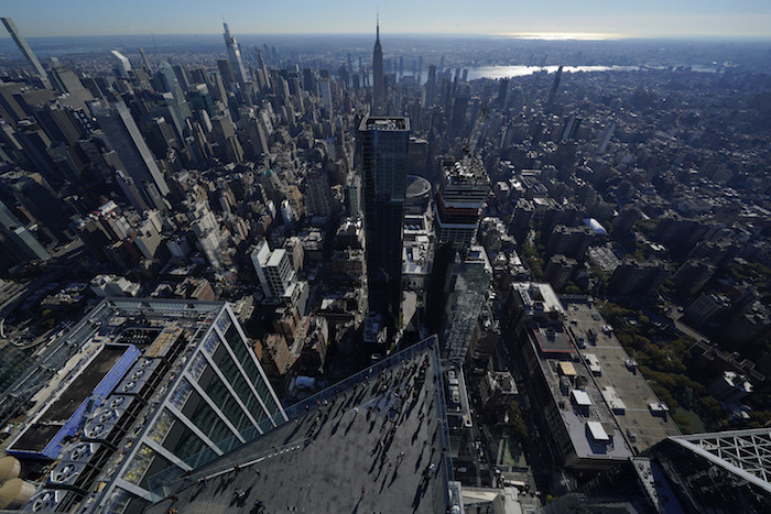 Observatorio triangular descubierto The Edge, la nueva atracción de Nueva York, en el rascacielos de 30 Hudson Yards, vista desde una escalera metálica en la parte exterior de la cima del edificio, a la que tienen acceso los visitantes más osados.