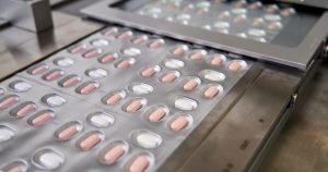 Encontrar un fármaco efectivo contra un virus no es fácil, o al menos no tanto como desarrollar un antibiótico. Foto: Pfizer vía AP