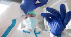 Expertos creen que el virus no se va a endemizar, sino que se tendrá que eliminarlo por varias vías, como se hizo con viruela y polio. Foto ilustrativa: Marta Pérez, EFE