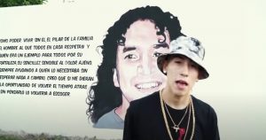 La Realeza lanzó “Que en paz descanses Pájaro Cantero”, canción conmemorativa de la muerte en 2013 del antiguo líder de Los Monos, Claudio Cantero, alias “El Pájaro”.  Foto: Captura de video.