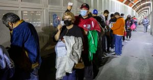 Residentes de la Ciudad Juárez esperan en la fila para poder ingresar a Estados Unidos. Foto: Omar Ornelas