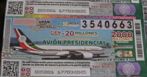 Venta de billetes de lotería del Avión presidencia en Palacio Nacional. Foto: Andrea Murcia, Cuartoscuro.
