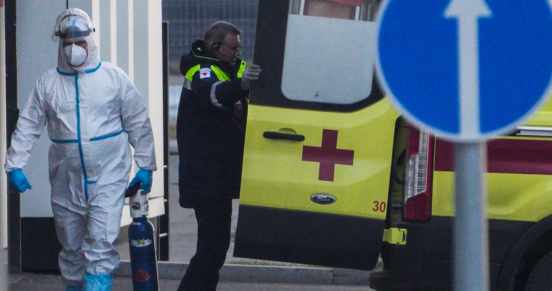 Un trabajador sanitario con ropa protectora camina en un hospital para enfermos de COVID-19 en Kommunarka, afueras de Moscú, Rusia, 22 de noviembre de 2021.