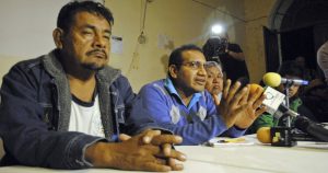 En esta foto padres de familia de los desaparecidos en Iguala, y sus abogados Vidulfo Rosales Sierra, Manuel Olivares Hernández y Felipe de la Cruz padre de un desaparecido. Foto: José Hernández, Cuartoscuro.