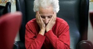 En la enfermedad de Alzheimer se produce una acumulación de la llamada proteína beta amiloide y una fosforilación (adición de un grupo fosfato a cualquier otra molécula) de la llamada proteína tau. Foto: Domenech Castelló, EFE