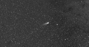 El video, capturado entre el 17 y el 19 de diciembre de 2021 por el Solar Orbiter Heliospheric Imager (SoloHI) a bordo de la nave espacial Solar Orbiter de la ESA/NASA, muestra al cometa Leonard atravesando en diagonal el campo de visión con la Vía Láctea de fondo. Foto: NASA