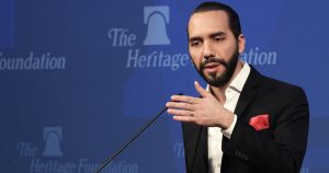 Estados Unidos sancionó a dos funcionarios cercanos al Presidente, acusándolos de corrupción y de negociaciones secretas con las pandillas callejeras del país. Foto: EFE