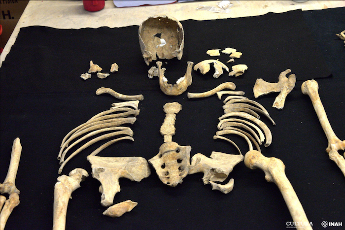 Se han analizado 10 inhumaciones e identificado la presencia de 15 individuos, en su mayoría adultos medios y mayores, tanto mujeres como hombres.